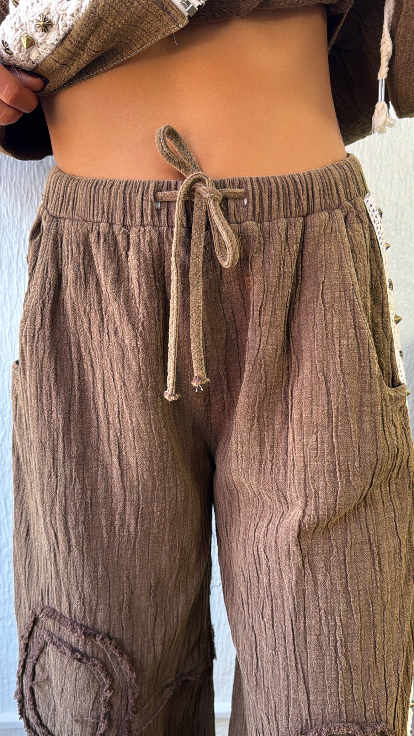 POL: Studded Jogger, Chocolate